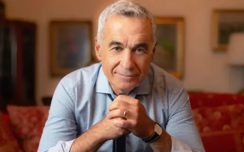 Cine este Călin Georgescu, candidatul independent la președinție. E profesor universitar, a fost propus premier din partea AUR și a șocat cu multe declarații privind extratereștri și rolul femeii în societate
