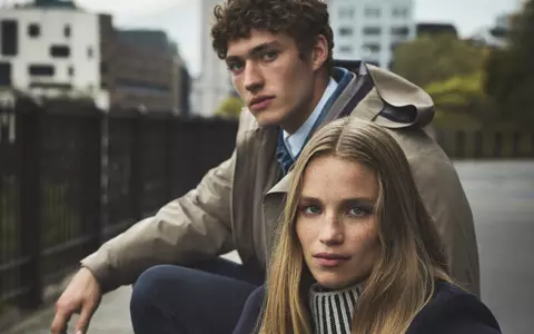 Colecția Calvin Klein toamna 2024 și stilul atemporal: Ținute iconice și minimaliste inspirate din filmele preferate