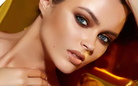 Ce se poartă în 2025 în materie de machiaj. Rujul blurat și machiajul albastru, în tendințe