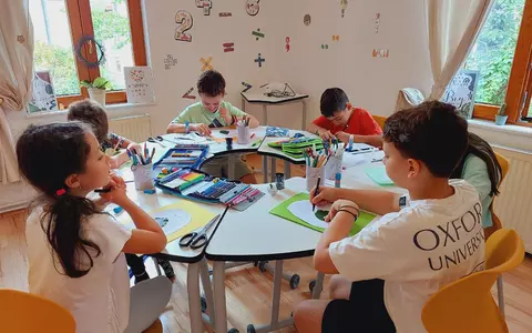 Descoperă școala care îmbină armonios elemente din pedagogia pozitivă în curriculumul național, unde copiii învață cu drag și fără presiune!