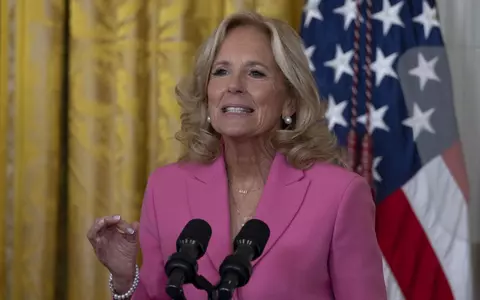 Gafa comisă de Jill Biden în ziua alegerilor, urmată de o avalanșă de comentarii în social media: "Fiind soția unui politician democrat, e imposibil să nu știe ce înseamnă..."