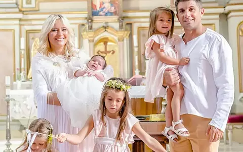 Cum își împart Laura Cosoi și soțul ei, Cosmin Curticăpean, atribuțiile de părinți: "La noi nu a fost diferența asta: mama trebuie să facă niște lucruri, tata altele. Ne completăm, iar fetele îl adoră"/ EXCLUSIV