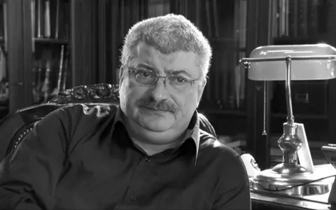 Sute de flori și lumânări la mormântul lui Silviu Prigoană, la o zi de la înmormântarea secretă. Familia Prigoană are un cavou pe trei etaje, din marmură neagră, cu simboluri religioase sculptate în piatră albă