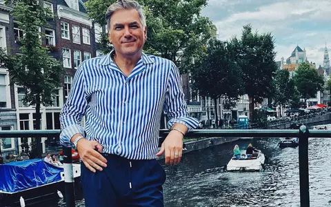 Mircea Radu împlinește 56 de ani: „Când m-am născut, după câteva guri de aer, am început să strănut. Cei din sala de operație au râs, iar doctorul mi-a urat Noroc. Și am avut toată viața"/ Cum arăta prezentatorul la 21 de ani, când lupta la Revoluție