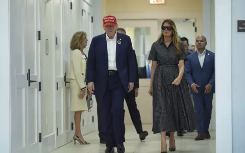 Cum s-a îmbrăcat Melania Trump în ziua alegerilor din SUA. A purtat o rochie Dior, pe care a îmbrăcat-o și în septembrie / Melania a ales Dior și pentru rochia de mireasă