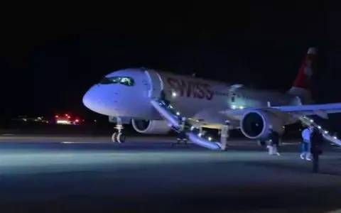 Incendiu la bordul unui avion care a decolat din București către Zurich și în care se aflau și mulți români. Panică generalizată, după ce măştile de gaz n-au căzut / Pasager în comă