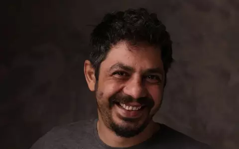 Cine este Dragoș Dumitru. De etnie romă și cu o mamă schizofrenică, actorul a luptat cu discriminarea și sărăcia: "Aveam un an când a plecat tata şi simţeam nevoia să-l cunosc, să afle că-l iubeşte cineva"