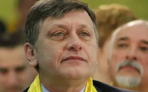 Cine este Crin Antonescu, candidatul comun susținut de PSD-PNL-UDMR la alegerile prezidențiale 2025. A fost profesor și muzeograf, vechi liberal, co-fondator USL și co-autor al suspendării lui Traian Băsescu din 2012