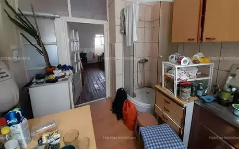 O garsonieră de 23 mp din Cluj, cu dușul în bucătărie a fost scoasă la vânzare cu 125.000 de euro. Acesta este prețul unui apartament de 4 camere, în București