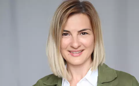 Cine e Ioana Flora, actrița care joacă în serialul „Ana, Mi-ai fost scrisă în ADN”. Este fiica regretatului poet Ioan Flora, a fost căsătorită cu regizorul Mihai Brătilă și are gemeni