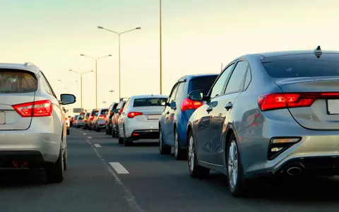 Taxe mai mari pentru șoferii români de la 1 ianuarie 2025: se scumpesc benzina, motorina, asigurările RCA și crește valoarea punctului de amendă