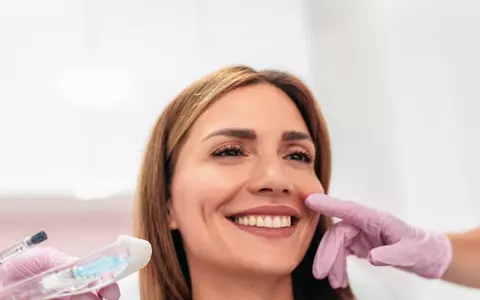 Toxina Botulinică – mai mult decât estetică: utilizări medicale în migrene, transpirație excesivă și contracturi musculare