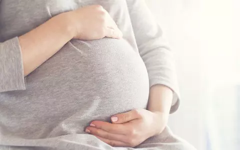 O fată de 14 ani a născut în baia din casă, ajutată de mama ei. Părinții s-au opus relației adolescentei cu tânărul de 22 de ani