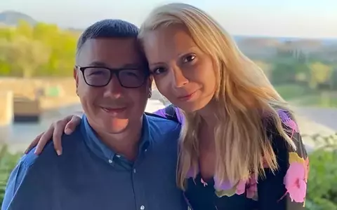 Victor Ponta și Daciana Sârbu au făcut nunta și botezul în aceeași zi, la doi ani după căsătoria civilă. Ea a avut o rochie atipică, iar naș le-a fost șeful SRI