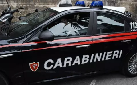 Româncă de 39 de ani, mamă a doi copii, înjunghiată de soț în parcarea unui supermarket din Italia. A fost salvată de oamenii din jur, care au aruncat cu pietre în agresor: "Nu se oprea, continua să o înjunghie"
