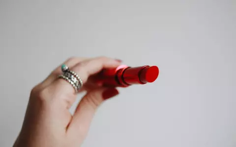 Accesorii care nu trebuie să îți lipsească din geantă în sezonul rece