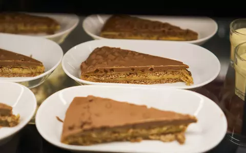 Cum prepari prăjitura Almondy de la Ikea. Un deliciu cu glazură de ciocolată, cremă de caramel și migdale