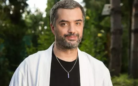 Cine e Andrei Barbu, actorul din serialul „Ana, Mi-ai fost scrisă în ADN”. E și regizor și a apărut în mai multe pelicule de la Antena 1