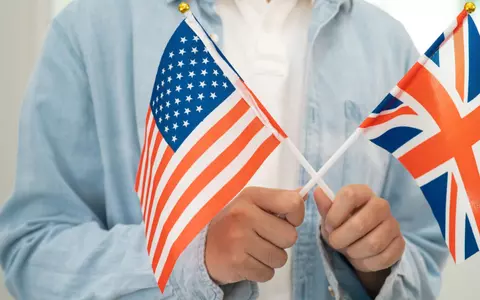 Care este diferența dintre engleza britanică și engleza americană