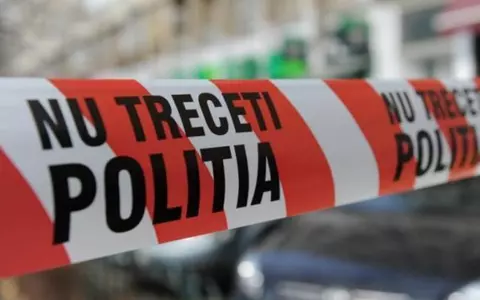 O femeie de 32 de ani a murit după ce ar fi fost aruncată pe geam de un bărbat, în Roman. Mărturiile vecinilor: „Striga cineva…”/ Suspectul a fost reținut