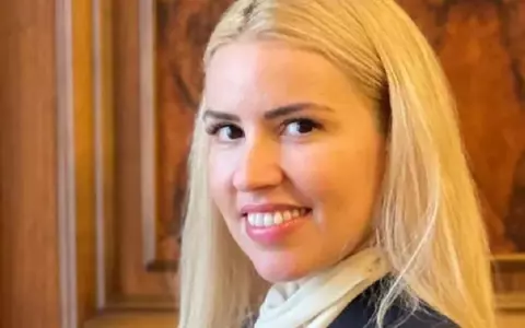 Cine este Cristina Tărteață. Funcționara indignată de concedierile de la Senat anunțate de Ilie Bolojan conduce un Lexus, are două apartamente în Capitală și ceasuri şi bijuterii de 25.000 de euro