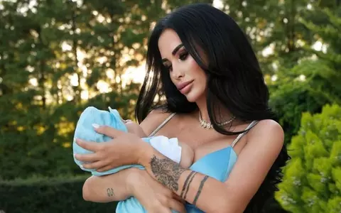 Daniela Crudu a publicat prima imagine în care se vede chipul băiețelului ei: "În vizită la tataie. Semănăm?". Dominic are 8 luni și e adorabil