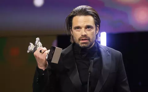 Cum arată locul în care a copilărit Sebastian Stan. Apartamentul bunicilor săi se află într-un bloc de la periferia Constanței / Actorul a câștigat Globul de Aur și a spus pe scenă "România, te iubesc"