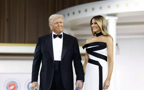 Melania Trump, într-o rochie albă, decupată și fără bretele, la balul inaugural al soțului ei. Broșa de la gât este o bijuterie cu diamante, din 1955