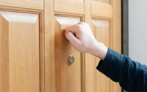 Amenzi de până la 3.000 de lei pentru cei care refuză accesul președintelui de bloc în apartament