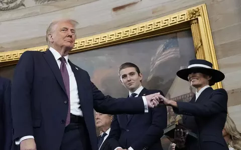 Melania Trump, apariție elegantă la învestirea lui Donald Trump. Cum comentează Iulia Albu ținuta Primei Doamne: "Ne dă o lecție despre cum să-i stingi lumina soțului tău în cinci pași simpli sau cum să furi definitiv scena" / EXCLUSIV