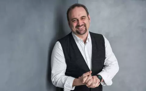 Adrian Văncică, despre greutățile din copilărie, în perioada comunismului: „Mi-am făcut temele la lumânare ori la lampă cu fitil, n-aveam apă caldă, pâinea era pe cartelă. Presiunea aia continuă, teama…”