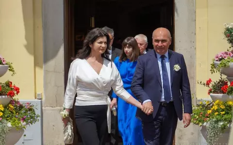 Cine este și cum arată iubita lui Ilie Bolojan, președintele interimar al României. În 2022, au fost nași de cununie, alături de Nea Mărin și soția lui