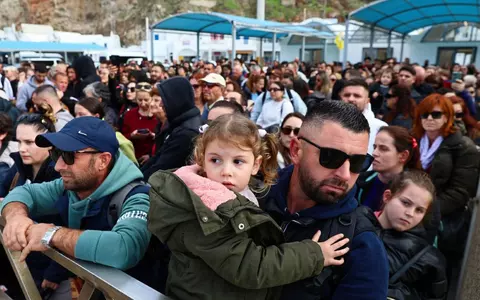 Evacuări în masă din Santorini din cauza cutremurelor. Peste 6.000 de oameni au părăsit, disperați, insula grecească: "Noaptea trecută am dormit afară. Mi-a fost frică să intru în casă"