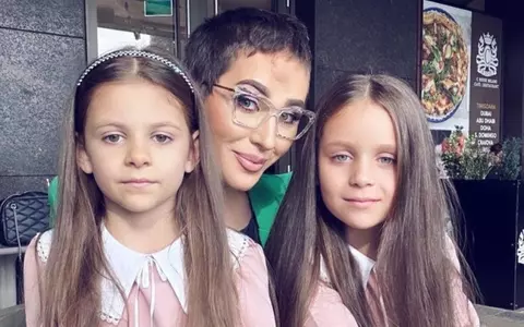 Dana Roba, criticată în online după ce și-a vopsit fetițele, pe Chantal și pe Celine: "La 7 ani, așa machiate și cu șuvițe decolorate?!"