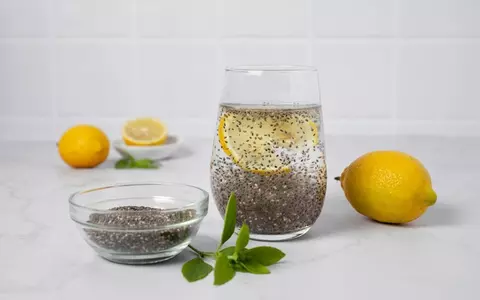 Beneficiile consumului de apă caldă cu semințe de chia dimineața
