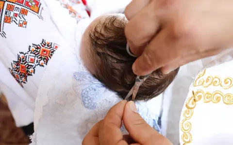 Când se taie moțul copilului. Tradiții și obiceiuri