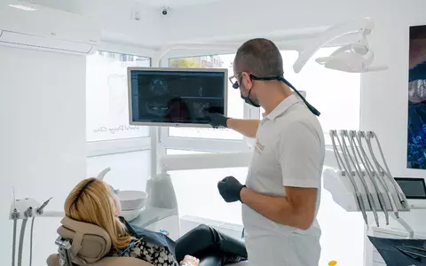 Cum influențează pierderea unui dinte aspectul feței și structura osoasă? – Dr. Ilie Ilieș explică de ce trebui înlocuiți dinții lipsă