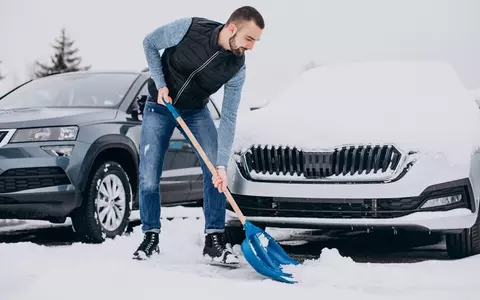 Ce amendă riști dacă nu îți deszăpezești mașina. Sancțiunile pot ajunge la peste 4.000 lei