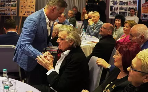 Imagini cu Florin Piersic la primul eveniment public, după problemele de sănătate avute: „Sunt un om normal, mă țin de femei să nu cad”. Ce i-a spus lui Gheorghe Turda, de față cu toată lumea
