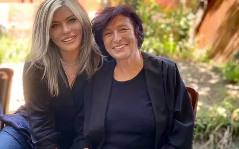 Loredana recunoaște că mama sa a fost severă cu ea, în copilărie: "Nu a fost de acord să cânt. Prin felul ei de a fi...". Artista a fost eleva ei, la școală
