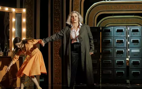 Maia Morgenstern joacă păzită de jandarmi, după mai multe amenințări cu bombă la Teatrul Evreiesc de Stat: "Nu sunt erou, nu am pretenția că nu mi-e greu"