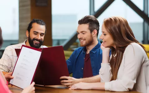Mape de meniu cu textură lemnoasă, catifelată sau de plută – ce alegi?