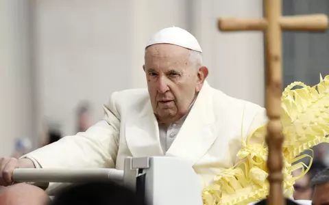Papa Francisc are o „insuficiență renală” în fază incipientă și rămâne în stare critică: "A petrecut o noapte 'liniștită' și s-a odihnit după o criză respiratorie și transfuzii de sânge"