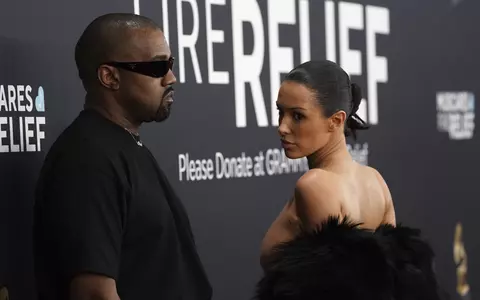 Kanye West și Bianca Censori, dați afară de la Grammy 2025 din cauză că ea a venit total dezbrăcată. A purtat o rochie din plasă și și-a lăsat părțile intime la vedere