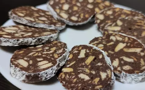 Cum se prepară salamul cu biscuiți cu fructe uscate