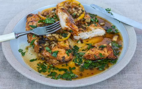 Rețetă de sharhat de pui. Un delicios preparat libanez, cu sos de lămâie, usturoi și ierburi aromate