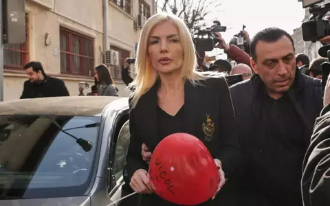 Laura Vicol a primit, la ieșirea din arest, un balon roșu cu un mesaj special. Ce era scris pe el / Soția patronului Nordis a fost așteptată de mama ei