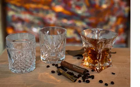 Pahare de whisky din cristal Bohemia: Cadoul perfect pentru iubitorii de băuturi fine