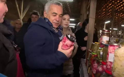 Călin Georgescu și soția sa, Cristela, au regizat momentul când făceau cumpărături la piață, în ziua boicotului. „Nenea Aurel” i-a dat de gol: „I-am spus de aseară. Ăsta e prețul, eu dau...”
