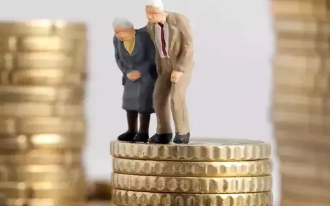 Cine sunt pensionarii care nu primesc ajutorul de Paște, de 400 de lei, și nici bani pe cardul de alimente sau cel de energie. Două milioane de români sunt afectați